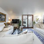 Modern Flat In The Citycenter アパート ヘルシンキ